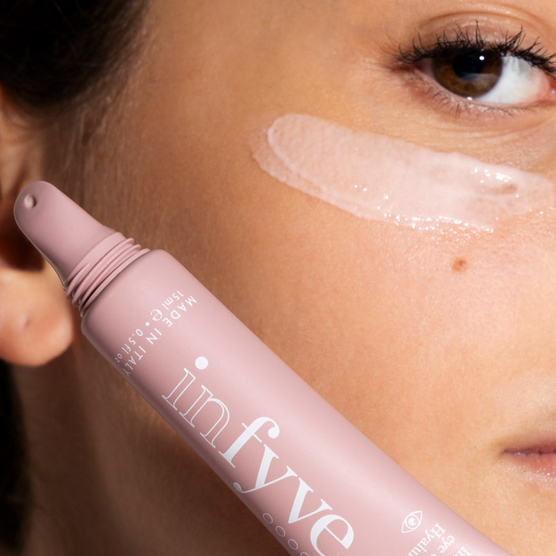 Applicazione EYE.LIGHT INFYVE Beauty sul contorno occhi – crema illuminante anti-borse e anti-occhiaie con Caffeina Made in Italy