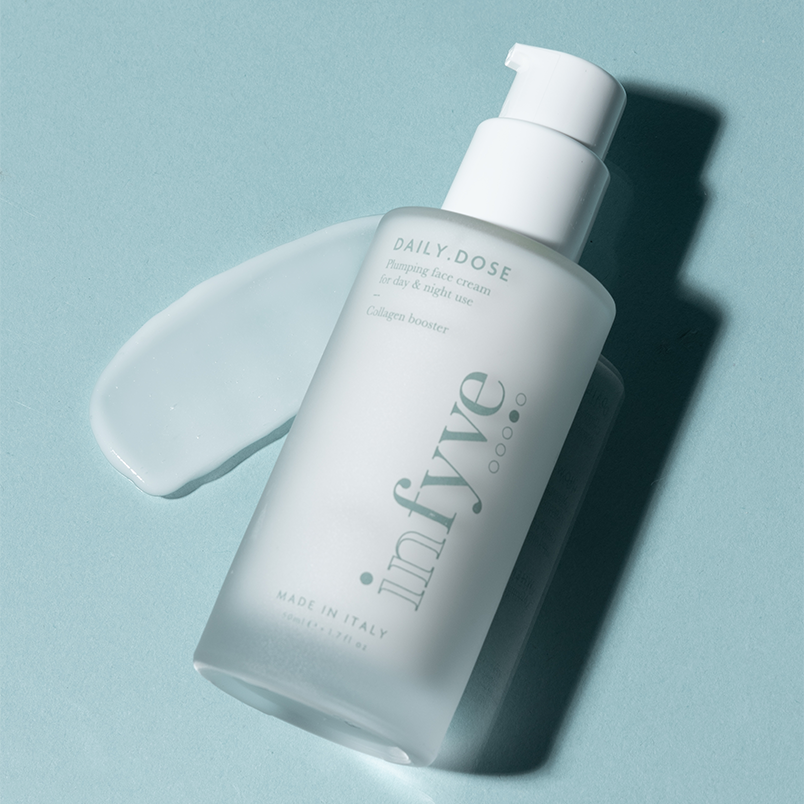 DAILY.DOSE crema viso INFYVE flacone su sfondo azzurro