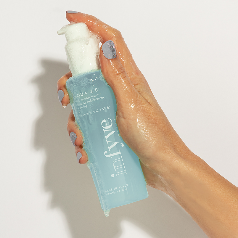 Texture detergente micellare AQUA 2.0 INFYVE – formula densa con Acido Ialuronico e Vitamina B5