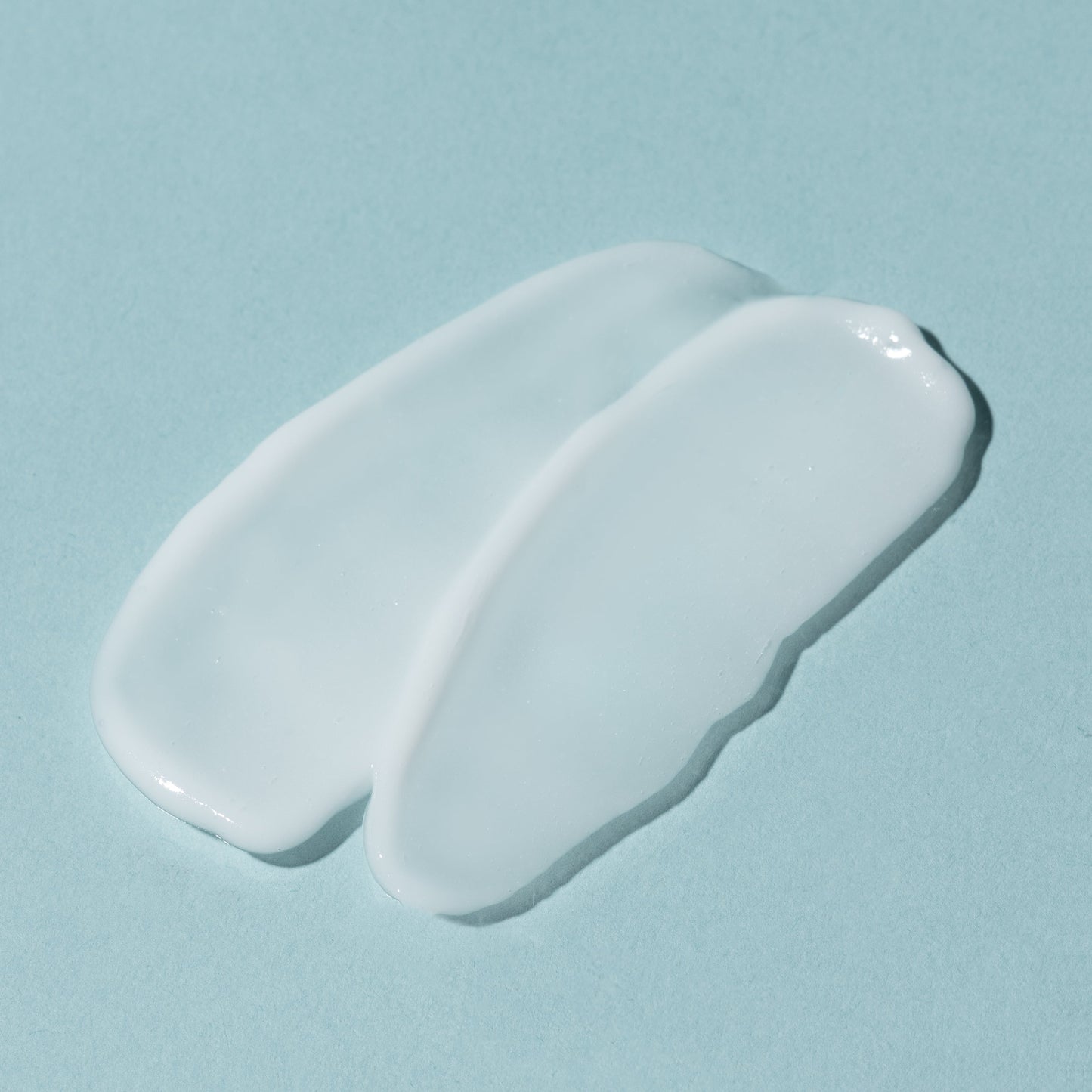 Texture crema rimpolpante DAILY.DOSE INFYVE a base di Rosa Chinensis e Acido Ialuronico