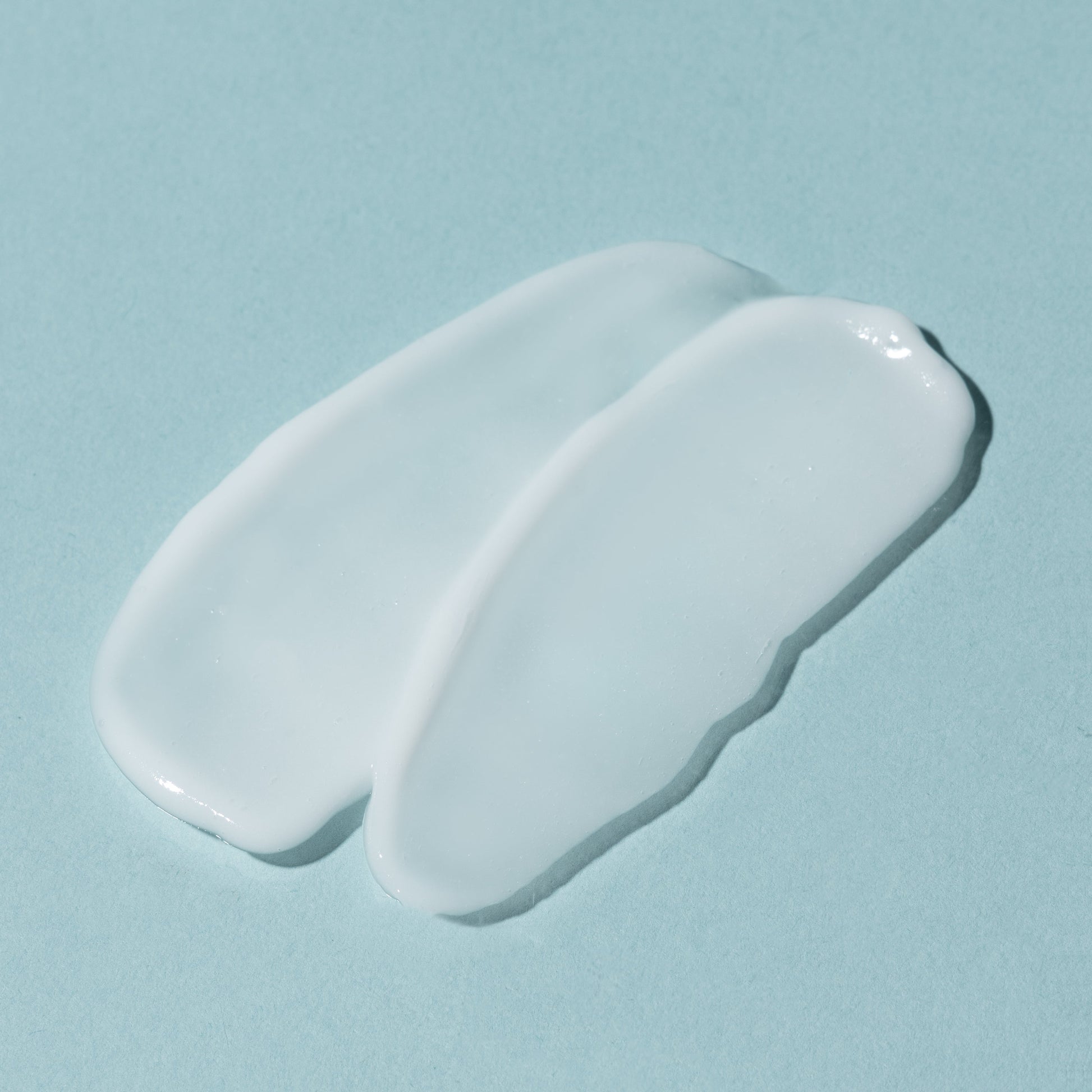 Texture crema rimpolpante DAILY.DOSE INFYVE a base di Rosa Chinensis e Acido Ialuronico