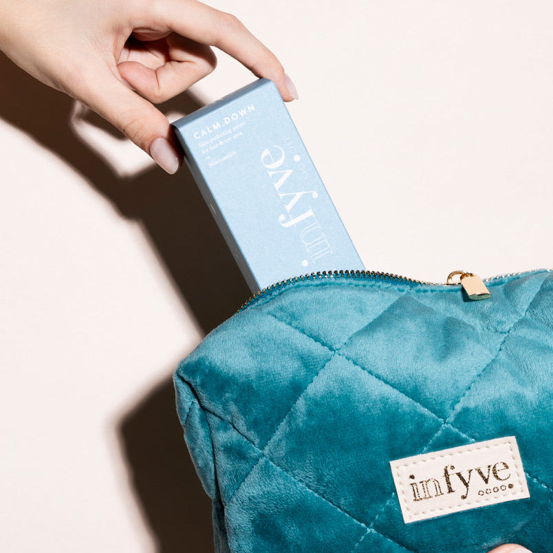 LA.POCHETTE INFYVE con prodotti skincare – beauty bag in velluto ottanio