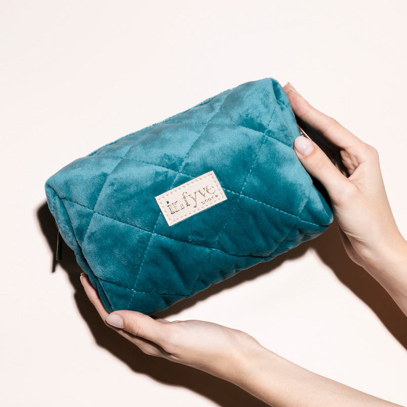 LA.POCHETTE INFYVE – Pochette in velluto ottanio aperta, interno lavabile