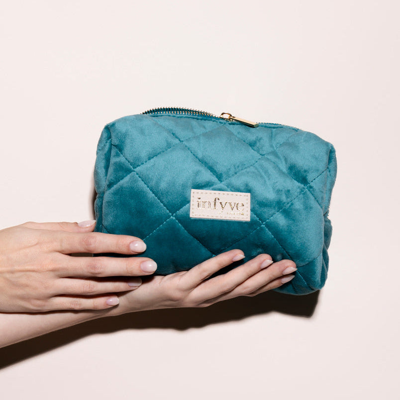 LA.POCHETTE INFYVE – Pochette in velluto trapuntato color ottanio con cerniera dorata, chiusa
