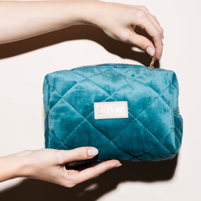 Dettaglio cerniera dorata LA.POCHETTE INFYVE – pochette in velluto trapuntato