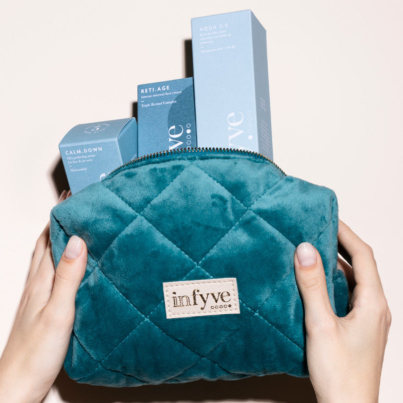 Flatlay LA.POCHETTE INFYVE – pochette in velluto ottanio 20x8x13cm