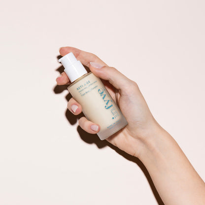 Crema rigenerante RETI.AGE INFYVE con mano