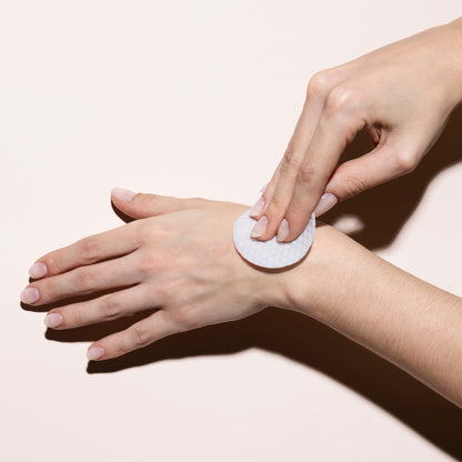 Applicazione TONE.UP INFYVE – tonico esfoliante in dischetti su pelle detersa