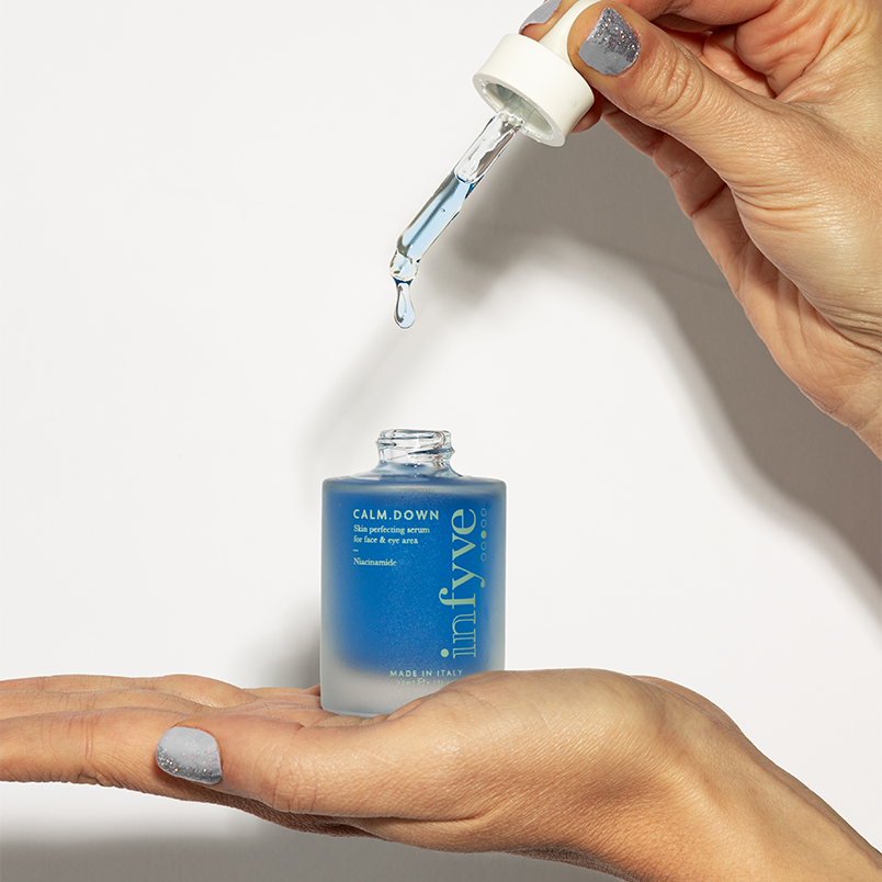 Applicazione CALM.DOWN Siero Viso INFYVE Beauty – goccia di siero purificante con Niacinamide che cade dal contagocce