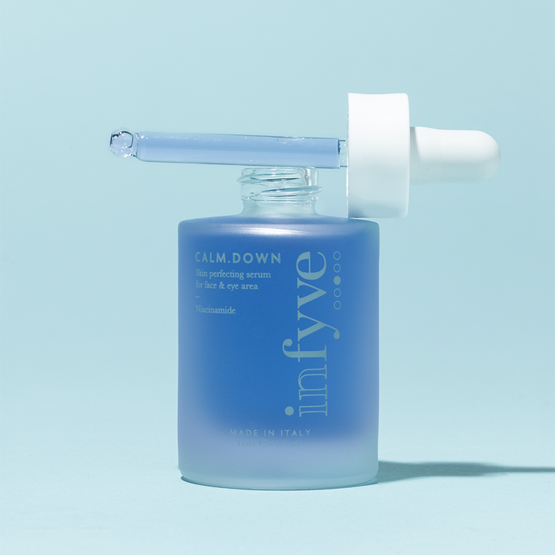 CALM.DOWN Siero Purificante INFYVE Beauty – flacone blu aperto con contagocce, Niacinamide per viso e contorno occhi