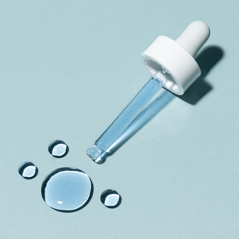 Texture CALM.DOWN INFYVE Beauty – contagocce con gocce di siero purificante trasparente su sfondo azzurro