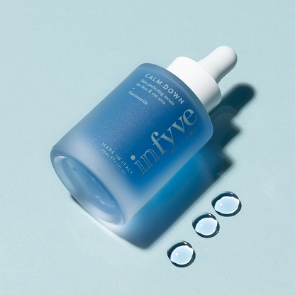 CALM.DOWN Skin Perfecting Serum INFYVE Beauty – flacone blu coricato con gocce di siero, Niacinamide Made in Italy