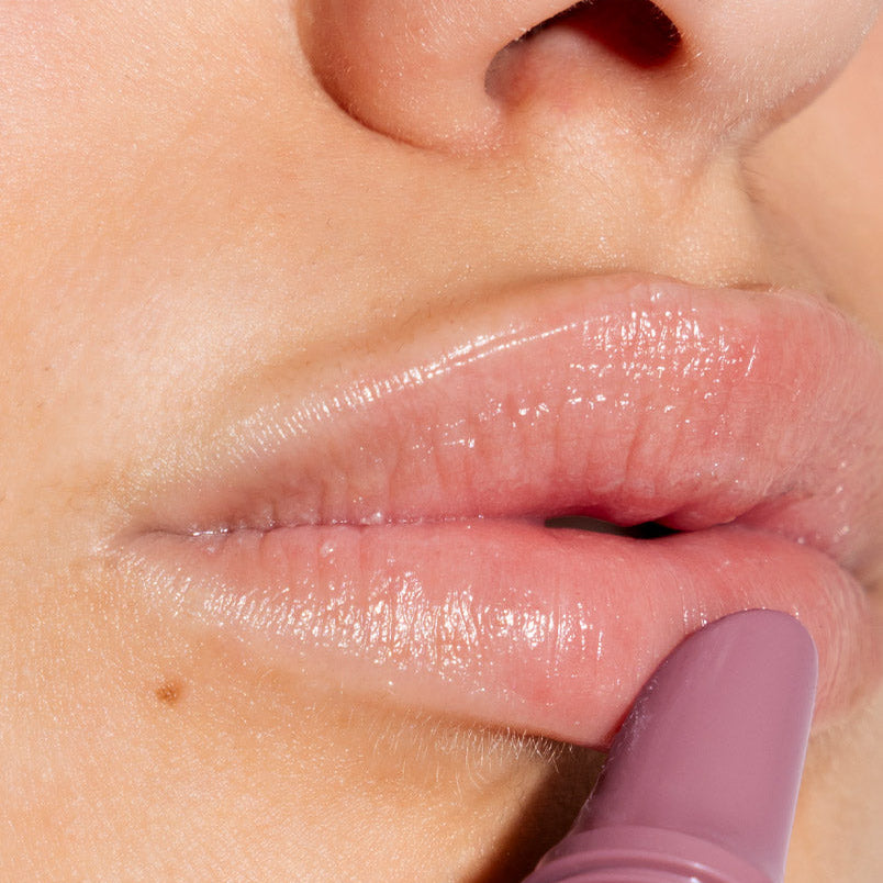 Applicazione LIP.UP Balsamo Labbra Rimpolpante INFYVE Beauty – effetto plump immediato con Provitamina E