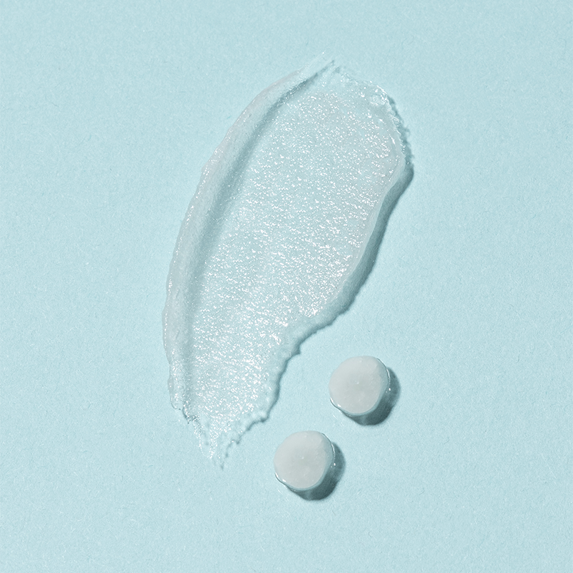 Texture LIP.UP Balsamo Labbra INFYVE Beauty – consistenza cremosa e setosa su sfondo azzurro