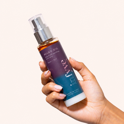 Mano che tiene il MILKY.OIL Body Spray INFYVE Beauty – Olio nutriente corpo Karité e Vit E