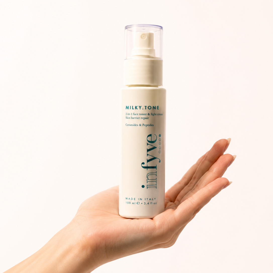 Mano che tiene il flacone MILKY.TONE tonico viso INFYVE 100ml