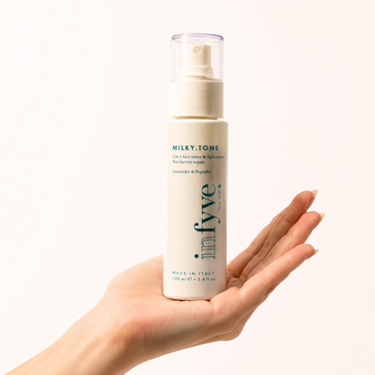 Mano che tiene il flacone MILKY.TONE tonico viso INFYVE 100ml