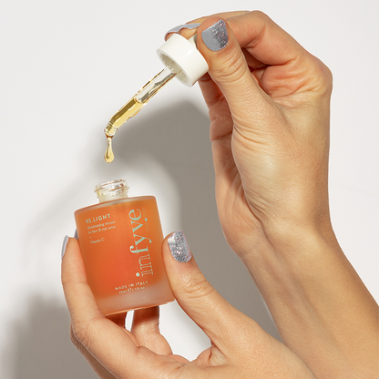 Applicazione RE.LIGHT Siero Viso INFYVE Beauty – goccia di siero illuminante con Vitamina C