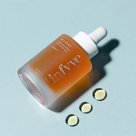 RE.LIGHT Siero Viso Illuminante INFYVE Beauty – flacone coricato con tre gocce di siero, Vitamina C Made in Italy