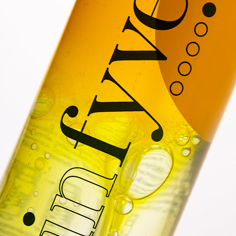 Dettaglio flacone SUN.LOVER SPF50 INFYVE con logo INFYVE