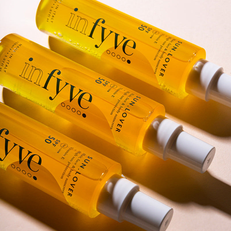 Fila di flaconi SUN.LOVER SPF50 INFYVE spray solare