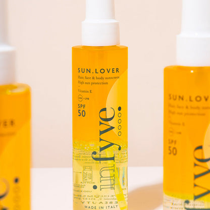 Tre flaconi SUN.LOVER SPF50 INFYVE formato 150ml su sfondo chiaro