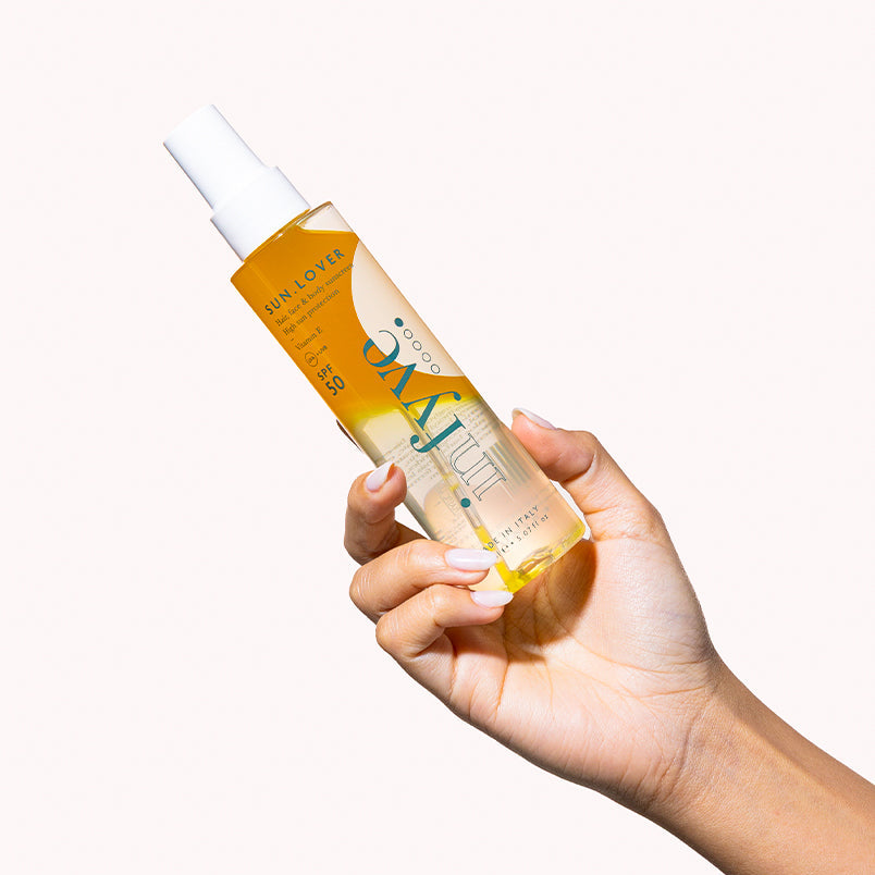 Mano che tiene lo spray solare SUN.LOVER SPF50 INFYVE