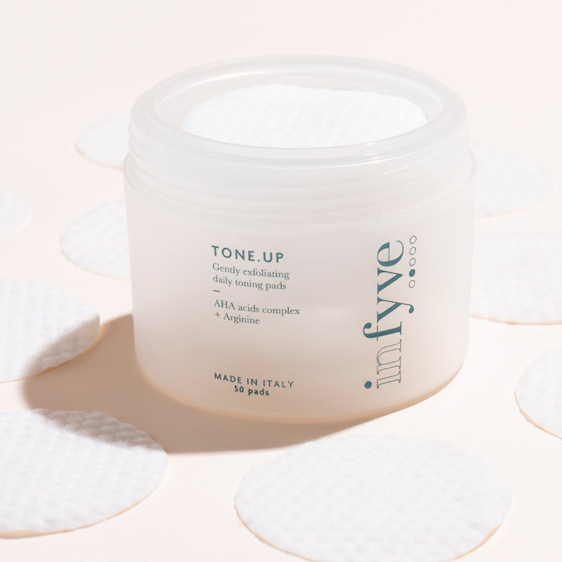 TONE.UP INFYVE – applicazione tonico esfoliante su viso con dischetto