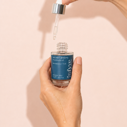 Applicazione VELVET.DROPS Olio Viso INFYVE Beauty – goccia di olio nutriente con Rosa Mosqueta