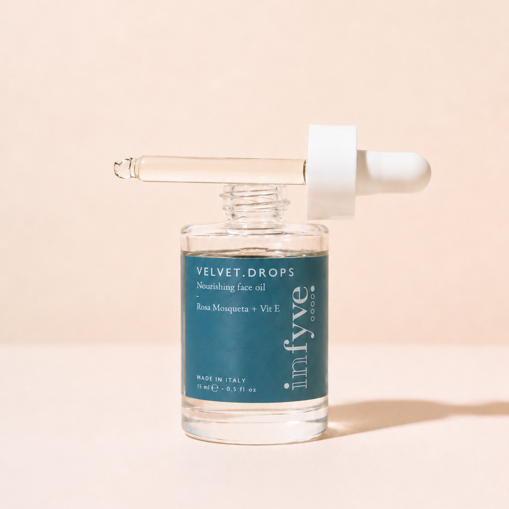 Dettaglio flacone VELVET.DROPS INFYVE Beauty – olio viso con Rosa Mosqueta e Vitamina E 15ml